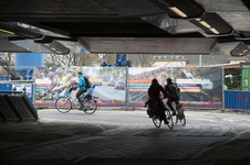 827602 Afbeelding van fietsers op het fietspad door de Leidseveertunnel te Utrecht.